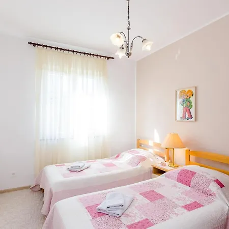 Nicol - Two-bedroom With Sea View *